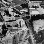 Ylhäällä vasemmalla on jäähalli, oikealla Olympiastadion, keskellä Töölön kisahalli (ent. Messuhalli). Etualalla rakennetaan hotelli Hesperiaa. 