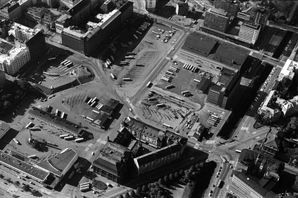 Narinkkatorin sulkemisen jälkeen alue oli pitkään linja-autoasemana. Kuvaaja: Helsingin kaupunginmuseo / Simo Rista