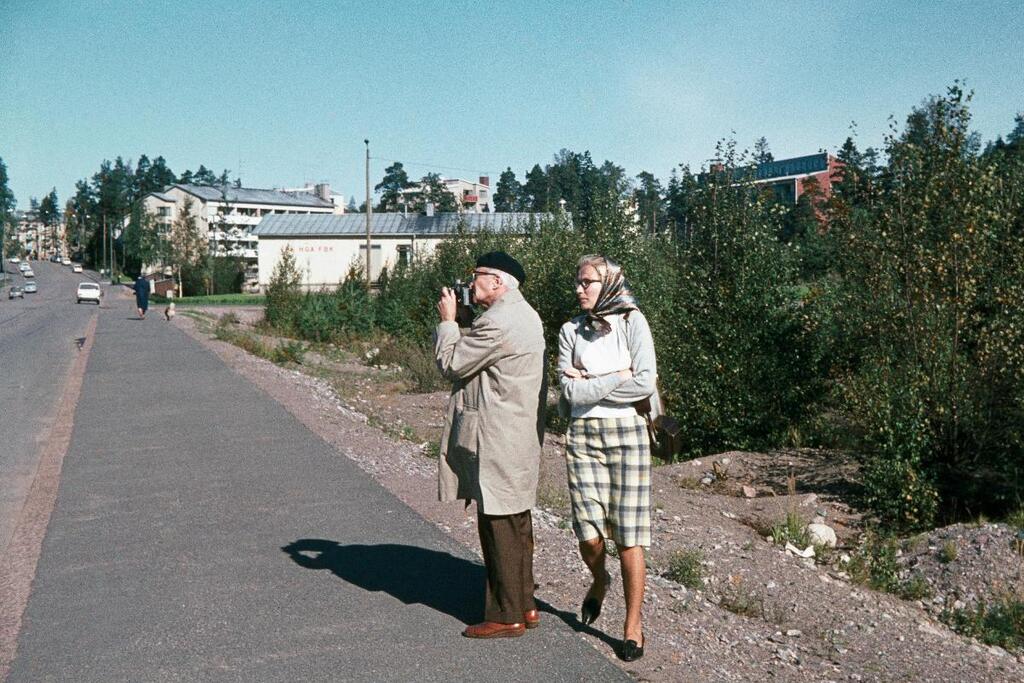 Fotograf Constantin Grünberg och stadsmuseets amanuens Raija Järvelä fotograferar i Haga på Stormyrsvägen på 1970-talet. Foto: Helsingfors stadsmuseum