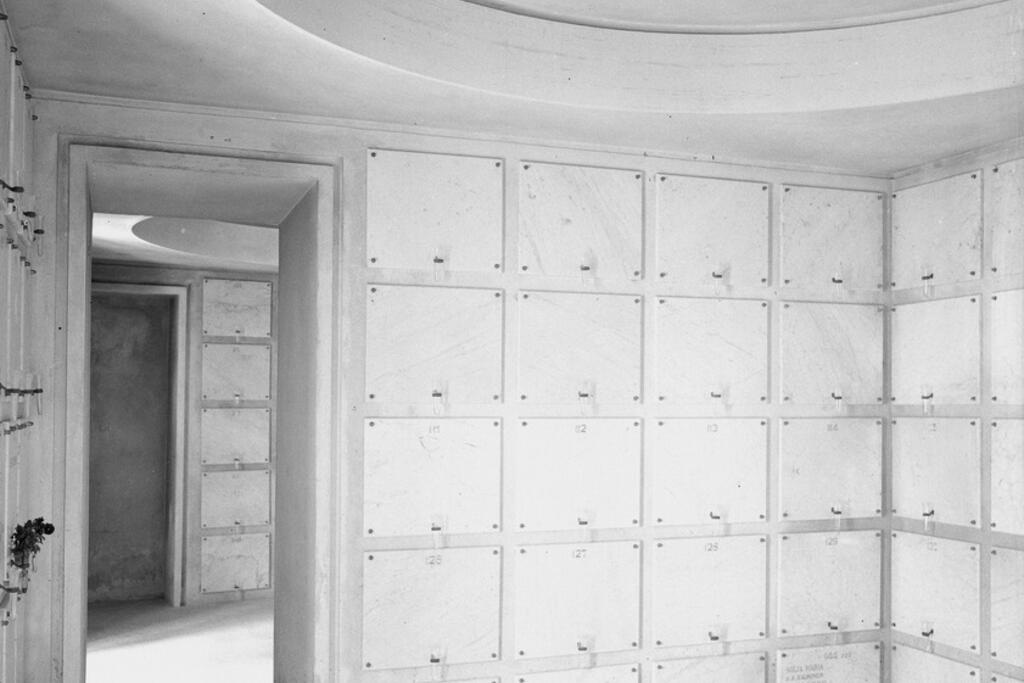 Hietaniemen krematorion uusi kolumbaario Hietaniemen hautausmaan uudessa kappelissa 24.5.1931. Kuvaaja: Museovirasto / Pietinen