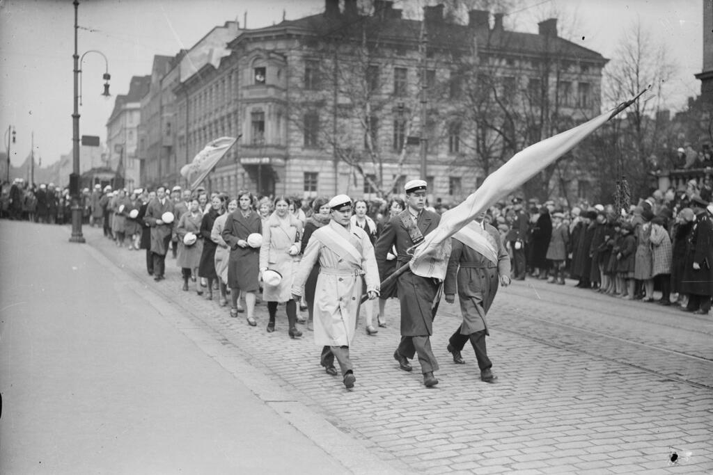 Demonstration för förfinskande av Helsingfors universitet hösten 1928. Den första halvan av 1930-talet var en tid av hetsiga språkstrider. Studenter ordnade flera demonstrationer och föreläsningsstrejker för saken, och den debatterades intensivt i pressen.  Foto: Museiverket
