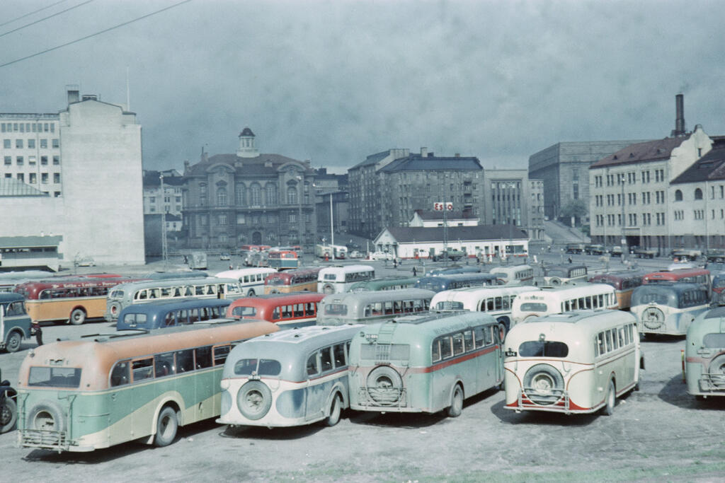 Kampin linja-autoaseman pihaa vuonna 1953. Linja-autot siirtyivät maan alle, kun Kampin keskuksen bussiterminaali avattiin 2.6.2005. Kuvaaja: Museovirasto / Aukusti Tuhka