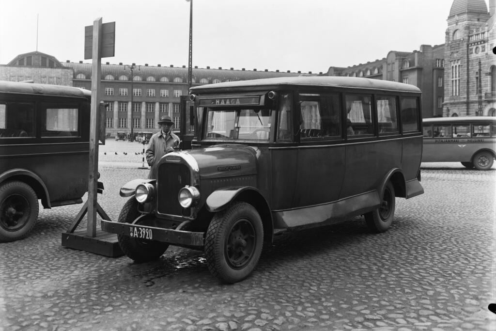 Haga var på 1930-talet ett landsortsaktigt villasamhälle, dit man kunde ta sig med buss eller spårvagn från Helsingfors. På bilden står en buss till Haga på järnvägstorget år 1932.   Foto: Helsingfors stadsmuseum / Olof Sundström