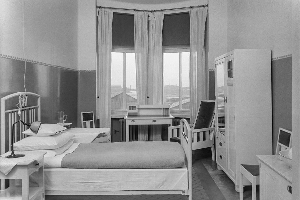 Villa Ensi som ritades av Selim A. Lindqvist byggdes till ett modernt förlossningssjukhus och stod färdigt 1912 . Byggherren, affärsmannen Uno Staudinger namngav huset efter sin dotter. Kvinnosjukhuset fungerade i byggnaden till början av 1930-talet. Foto: Museiverket / Artur Faltin