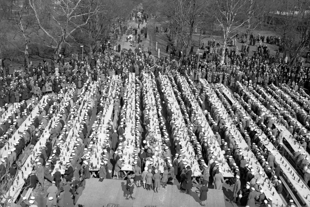 Pukeutuminen oli ennen huomattavasti muodollisempaa myös vappuna ja juhliminen oli järjestäytyneempää. Tässä juhlitaan vappua 1932 Kaivopuistossa. Kuvaaja: Museovirasto / Pietinen