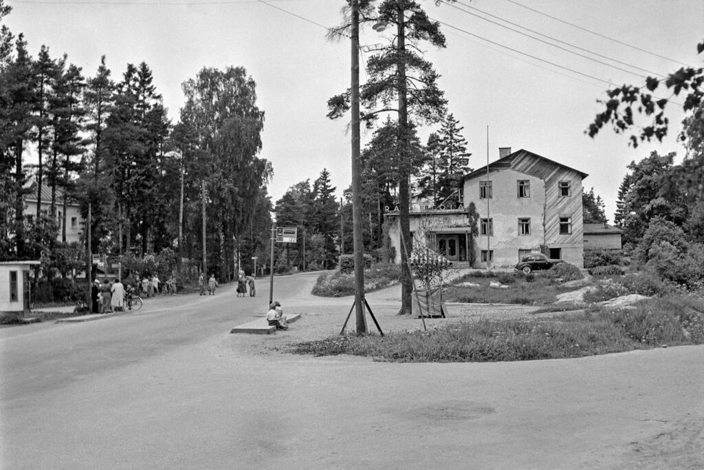 Brandbrunnsplatsen, till vänster Villa Elsebo. Till höger restaurang Keskus Haaga.  Foto: Helsingfors stadsmuseum / Constantin Grünberg