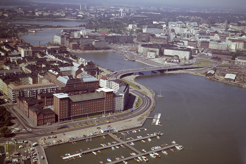 Kronohagen och Brobergssundet med Hagnäs bro i mitten. Bilden är från 1973 när byggandet av Havshagen ännu var i början. Foto: Helsingfors stadsmuseum / Sky-Foto Möller