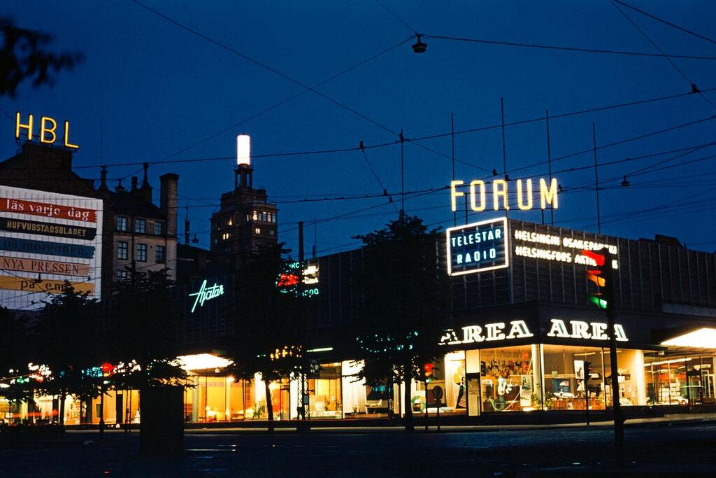 Ensimmäinen liikekeskus Forum valmistui vuoden 1952 olympialaisten edellä. Kuvaaja: Helsingin kaupunginmuseo / Jussi Palmio
