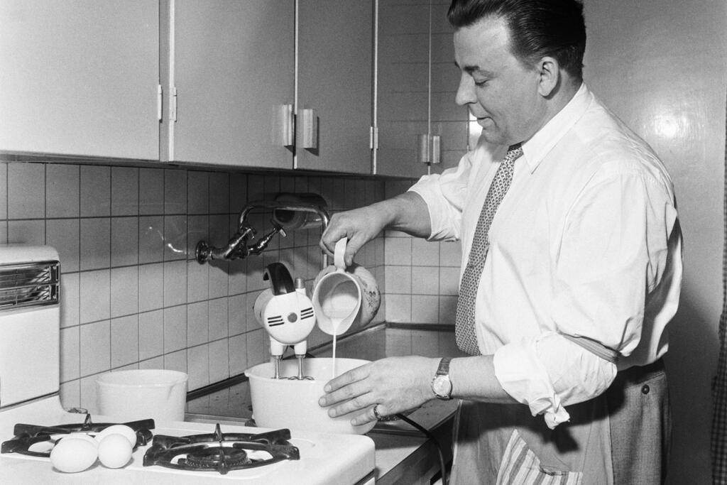 Olavi Virta esitteli medialle kotiaan ja perhettään vuonna 1956. Köyhissä oloissa kasvanut taiteilija oli hyvin ylpeä menestyksestään ja antoi sen näkyä. Kuvaaja: Museovirasto / UA Saarinen