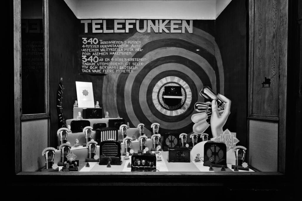 Fazerin musiikkikauppa toimi Aleksanterinkadulla lähes sadan vuoden ajan. Näyteikkunassa esiteltiin radiovastaanottimia vuonna 1931 . Kuvaaja: Helsingin kaupunginmuseo / Olof Sundström