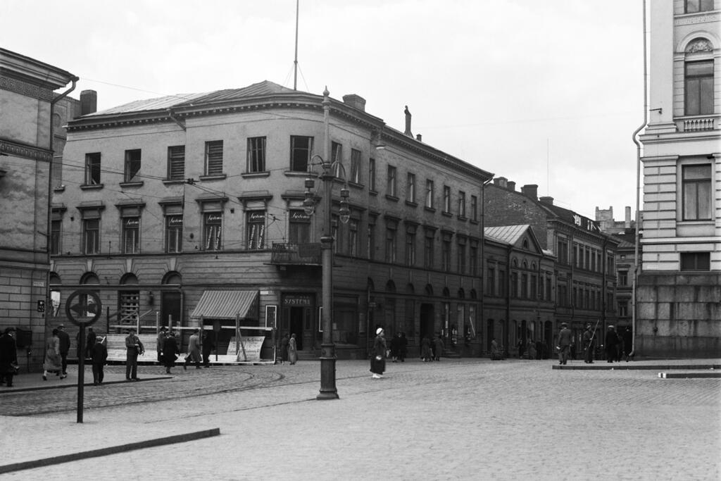 Kulmatalo Aleksanterinkatu 30–34 – Unioninkatu 32 purettiin vuonna 1934. Tilalle rakennettiin Yhdyspankin talo.  Kuvaaja: Helsingin kaupunginmuseo / R. Roos