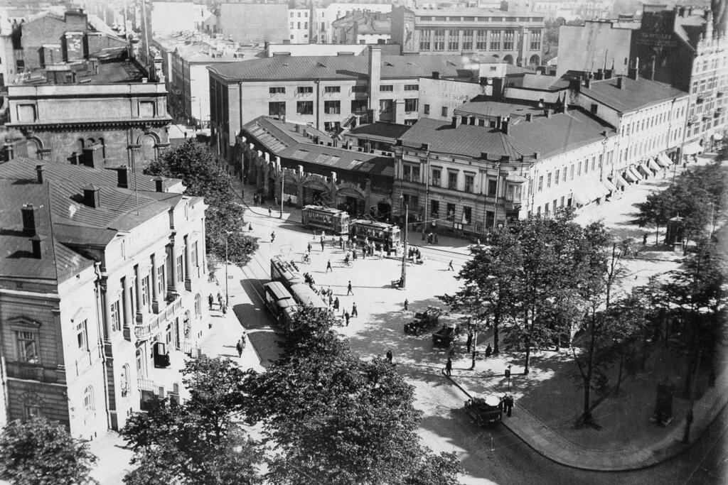 I vänstra kanten syns Gamla studenthuset. Byggnaderna i mitten av bilden revs ganska snart efter tagandet av bilden och ersattes av Stockmanns varuhus. Foto: Helsingfors stadsmuseum / Jarl Nyberg
