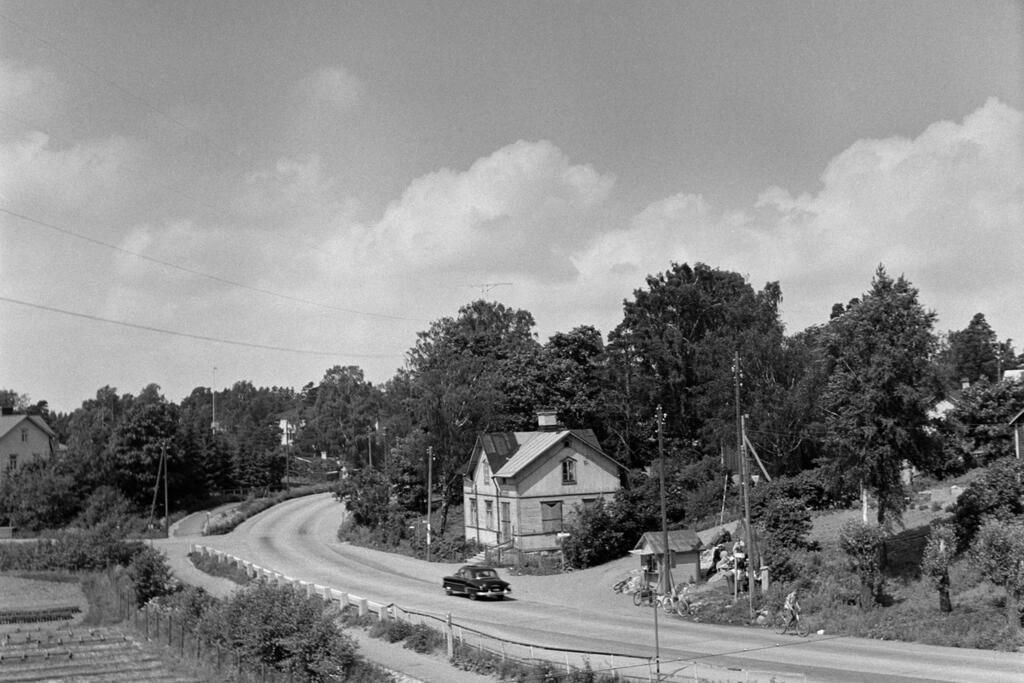 År 1956 var Vichtisvägen en landsväg utan beläggning, som omgavs av odlingar. I köpingens stadsplan står den som Västra parkvägen. Foto: Helsingfors stadsmuseum / Constantin Grünberg