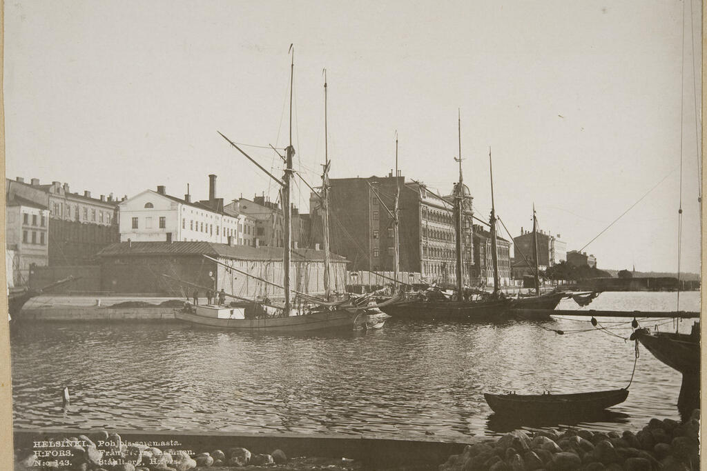Helsingfors var en välmående handelsstad i slutet av 1700-talet och början av 1800-talet. Magasinsbyggnaderna som syns vid stranden behövdes för magasinering av export- och importvaror, då sjöfarten stannade av under vintertiden. Foto: Museiverket / K. E. Ståhlberg