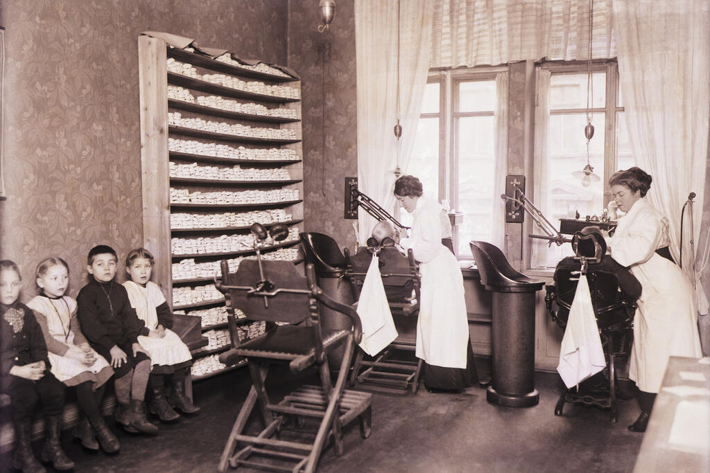 Elever på Aspelunds och Webers privata skoltandklinik år 1910 på Alexandersgatan 46. Foto: Helsingfors stadsmuseum / Harald Rosenberg
