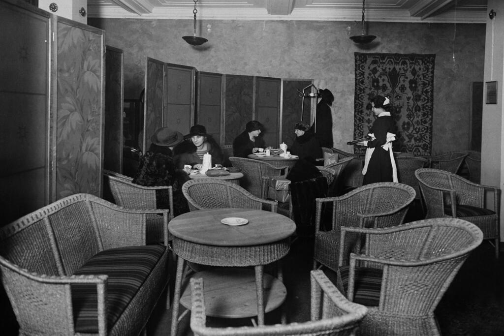 Jo Stockmannin Senaatintorin toimitiloissa oli kahvila asiakkaita varten. Toisin kuin ravintoloissa, naiset saattoivat käydä kahviloissa ilman, että heidän oletettiin olevan seksityöläisiä.  Kuvaaja: Helsingin kaupunginmuseo