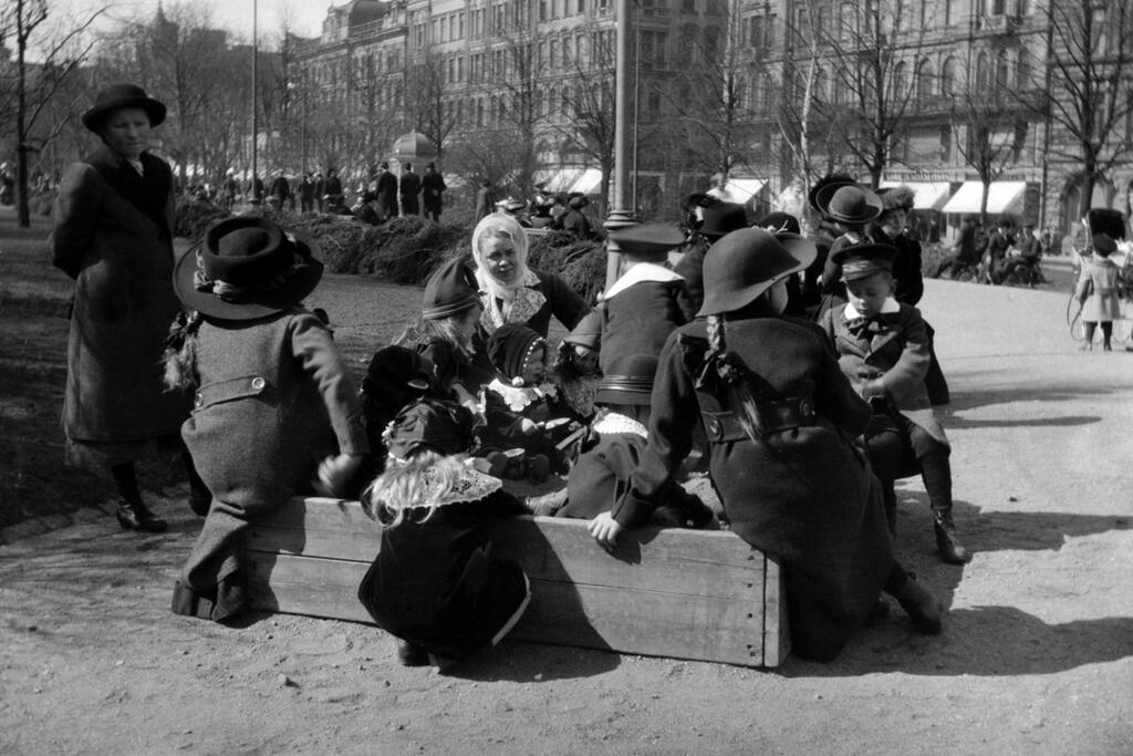 Ivan Timiriasew är känd i synnerhet för sina livfulla Esplanadbilder. Här leker barn vid sandlådan nära Runebergs staty år 1912. Foto: Helsingfors stadsmuseum / Ivan Timiriasew