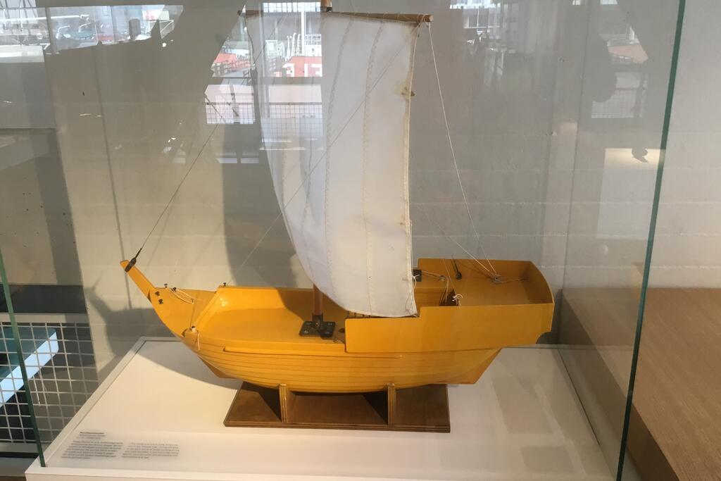 Tuulitunnelikokeissa käytetty koggin malli. Deutsches Schiffartsmuseum, Bremerhaven.  Kuvaaja: Mikko Huhtamies