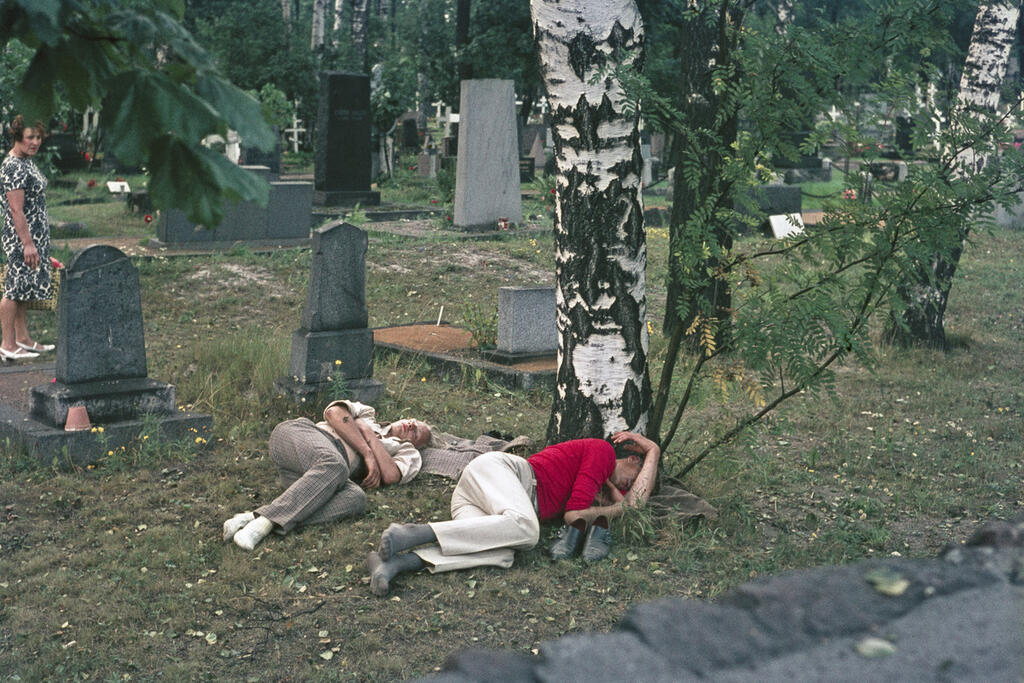 Kaksi henkilöä nukkuu Helsingin ortodoksisen seurakunnan hautausmaalla kesällä 1967. Kuvaaja: Helsingin kaupunginmuseo / Constantin Grünberg
