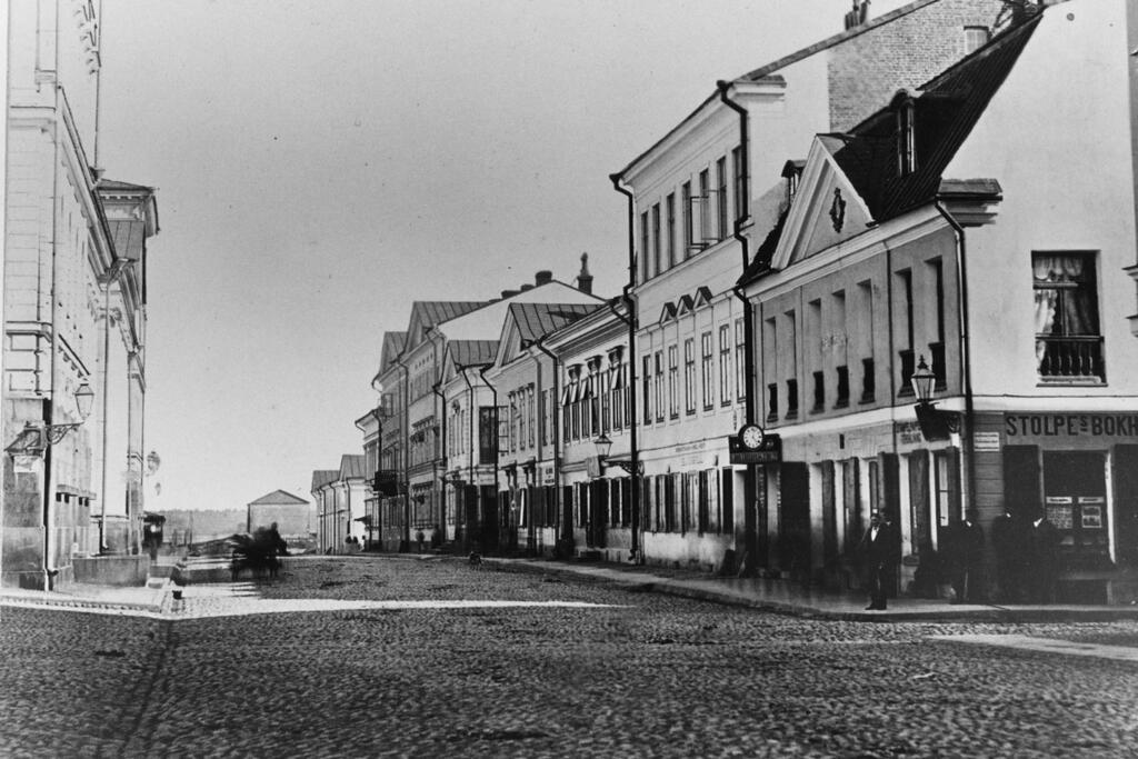 Alexandersgatan år 1870. I bildens högra kant syns Sedersholmska huset, stadskärnans äldsta byggnad, som blev färdig år 1757. Foto: Helsingfors stadsmuseum