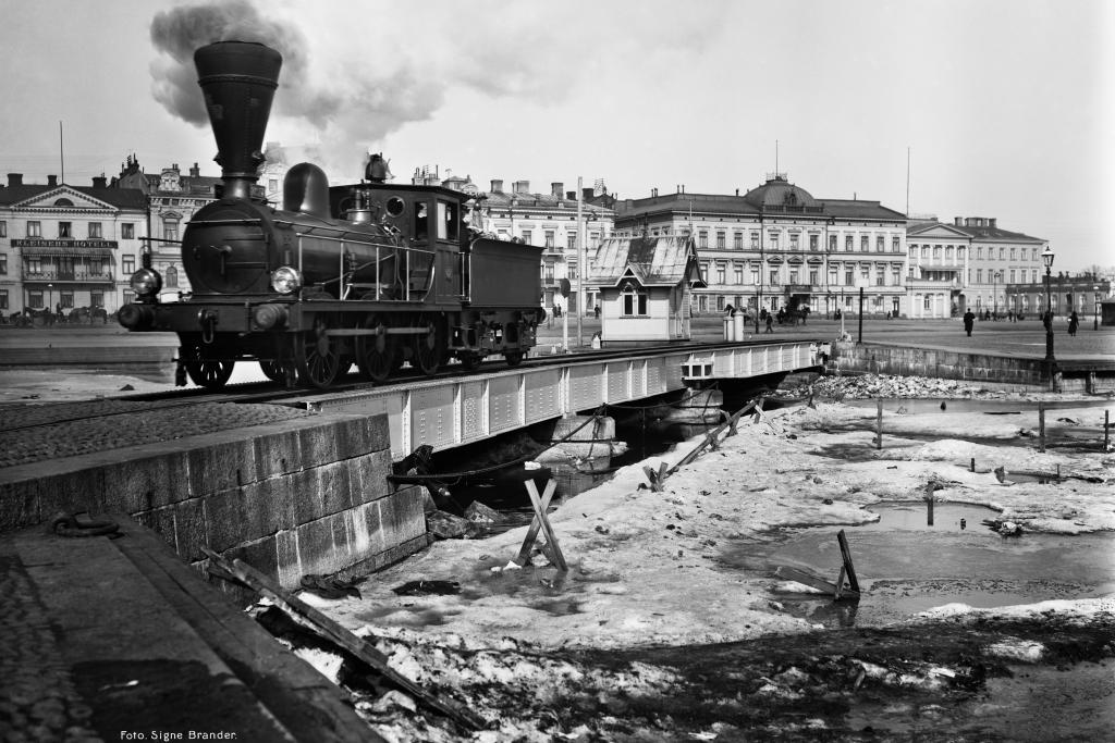 Höyryjuna Eteläsatamassa vuonna 1907. Kuvaaja: Helsingin kaupunginmuseo / Signe Brander