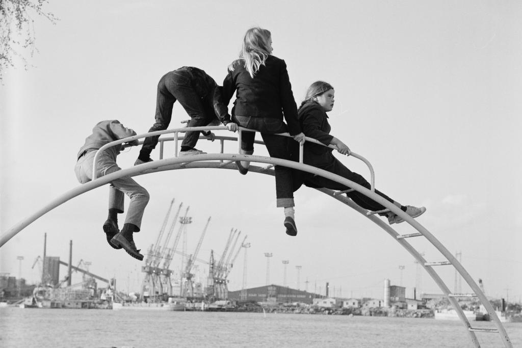 Kiipeilytelineellä Tervasaaressa vuonna 1969. Kuvaaja: Helsingin kaupunginmuseo / Volker von Bonin