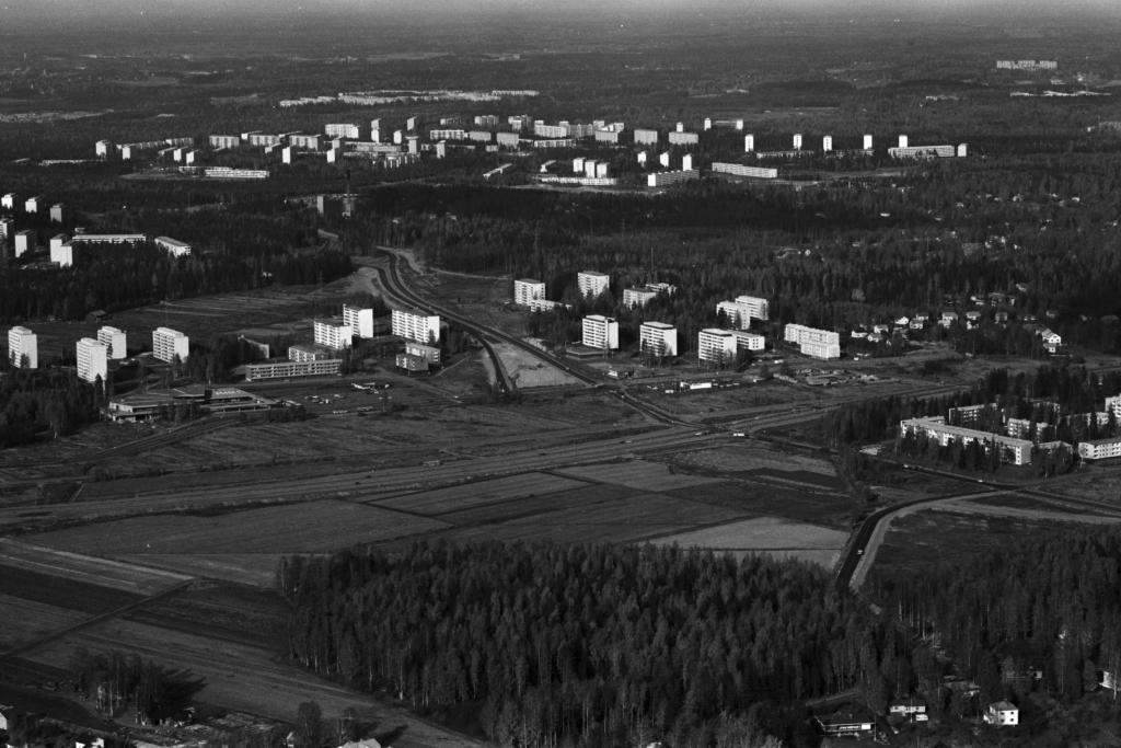 Nykyisen Itäkeskuksen alue ilmakuvassa vuonna 1970. Keskellä peltoa halkoo Itäväylä. Vasemmalla Puotinharjun ostoskeskus. Kuvaaja: Helsingin kaupunginmuseo / Simo Rista