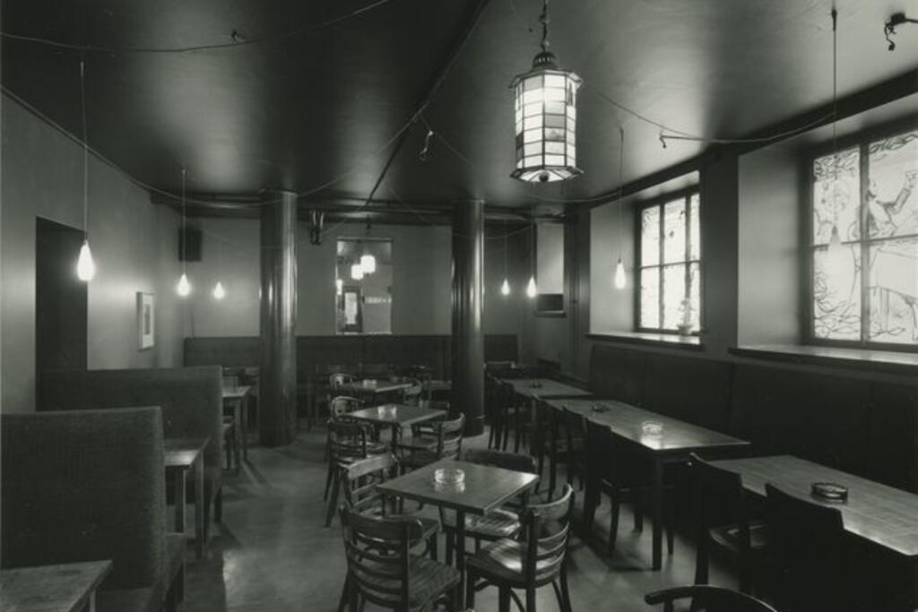 Klassikkoravintola Savannan interiööri valokuvattiin ennen kuin se hävitettiin uuden ravintolan tieltä. Uusi ravintola oli vuonna 2005 edelläkävijä siinä, että se oli kokonaan savuton.  Kuvaaja: Hotelli- ja ravintolamuseo / Museokuva / Ilari Järvinen