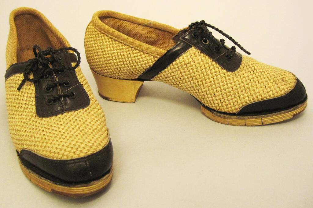 Sota-aikana kenkiä valmistettiin puusta ja paperista, sillä kumista ja nahasta oli pulaa. Kuvaaja: Helsingin kaupunginmuseo
