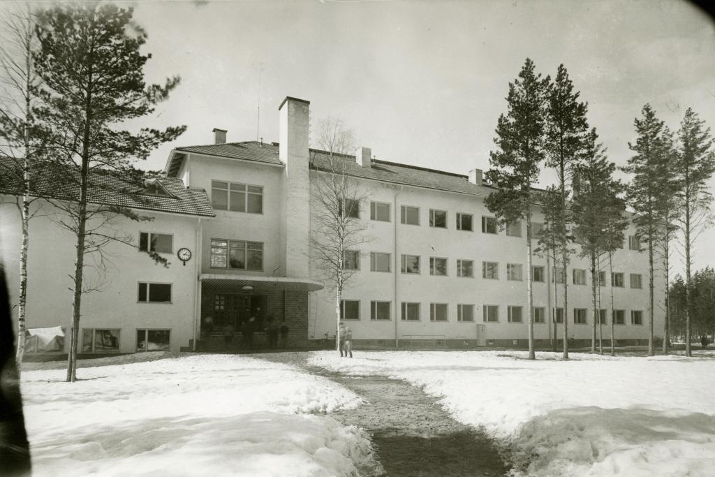 Rannikkopiirin kansakoulu. Koulun pääsisäänkäynti katoksineen. Koulun suunnitteli arkkitehti Pirkko Vesamaa, ja se valmistui vuonna 1950.
(16.4.1951) Kuvaaja: Vantaan kaupunginmuseo / Mauno Mannelin