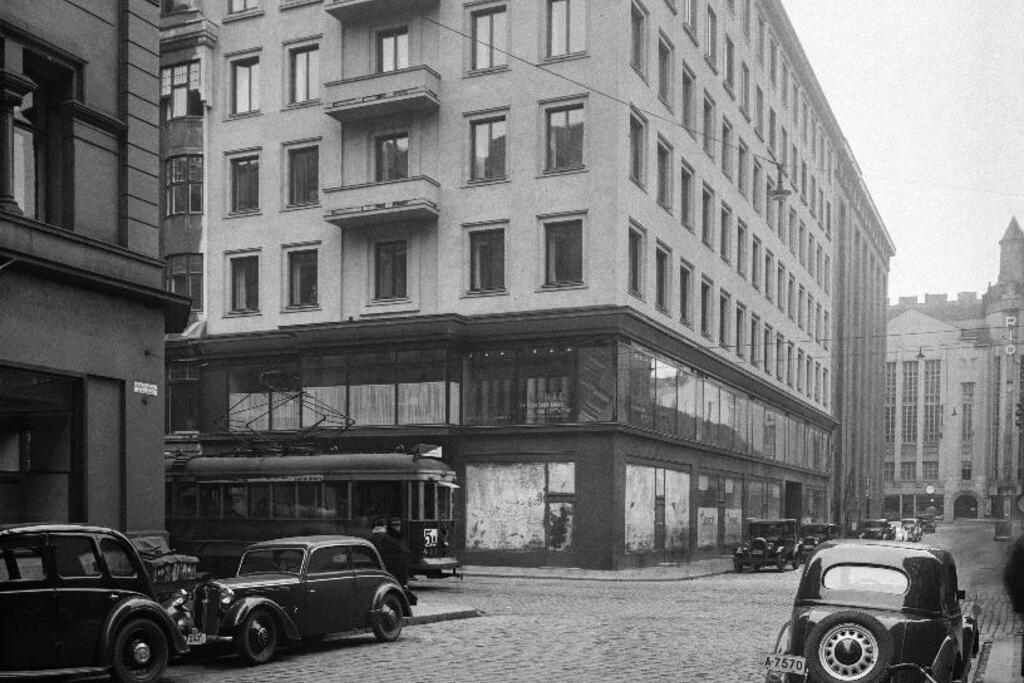 Alexandersgatan 11 fotograferad från Glogatan. I bildens högra kant syns Heimolahuset där Finlands riksdag samlades åren 1911–1931, innan Riksdagshuset blev färdigt. Huset revs 1969. Foto: Museiverket / Hugo Sundström