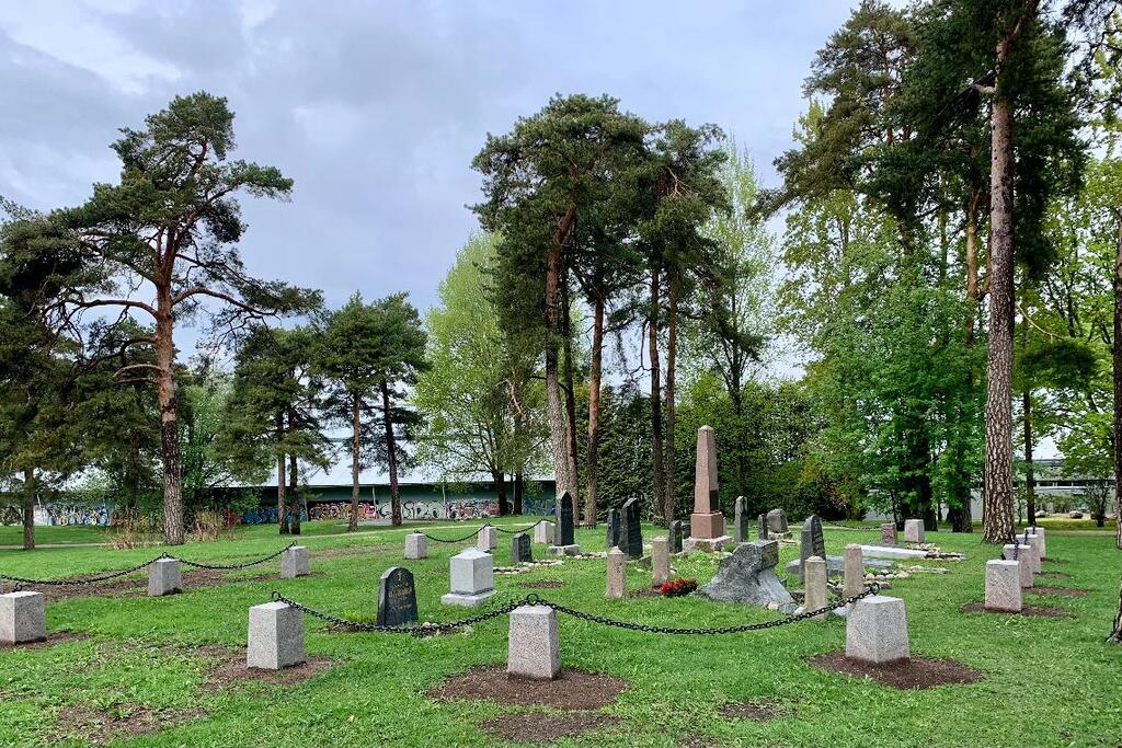 Vuosina 1826–1930 käytössä olleesta hautausmaasta on vielä joitain jäänteitä jäljellä.  Kuvaaja: Helsingin kaupunginmuseo / Kuvaussakki / Risto Vaissi