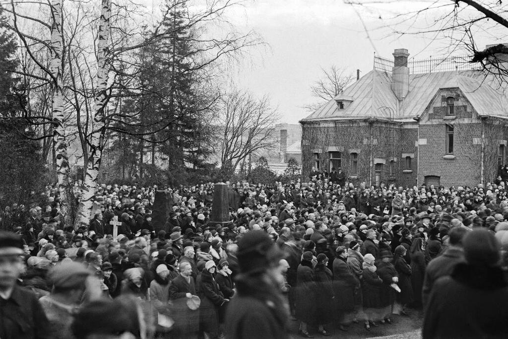 Hietaniemen hautausmaan vanhan osan 100-vuotisjuhlaan kokoontui runsaasti väkeä 4.11.1929. Kuvaaja: Museovirasto / Hugo Sundström