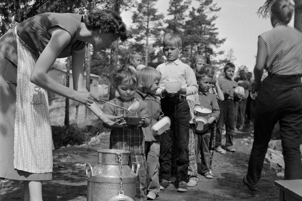 Matutdelning i en lekpark i Hertonäs på 1950-talet. Traditionen lever fortfarande kvar i Helsingfors.  Foto: Helsingfors stadsmuseum / Kienanen