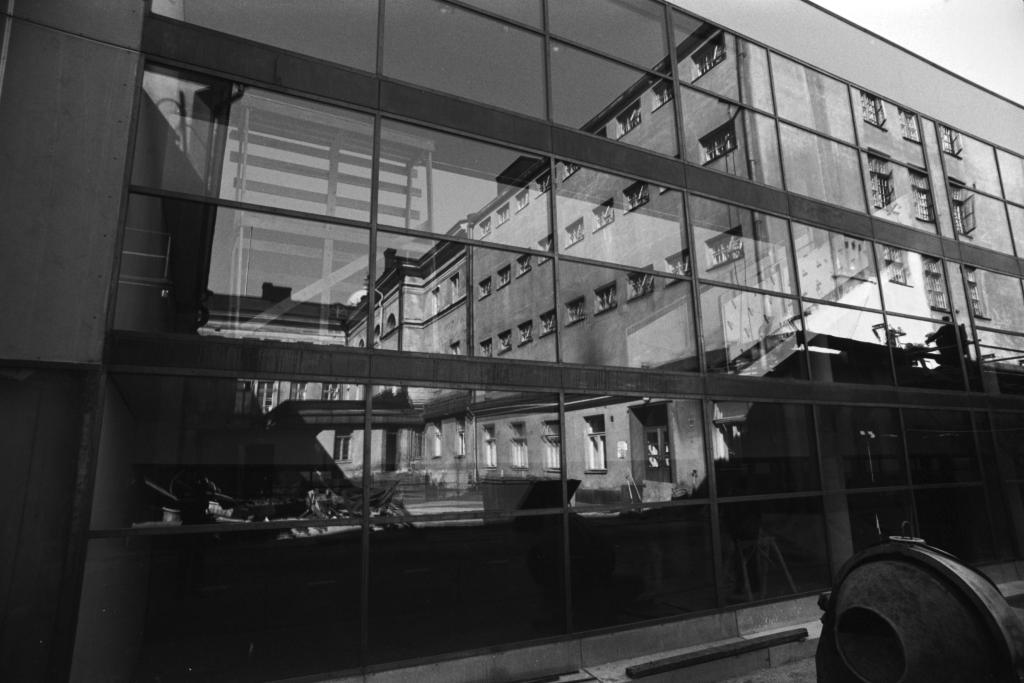 Kaupungintalon saneeraustyöt käynnissä vuonna 1970. Engelin suunnittelema rakennuskokonaisuus on saanut lasiseinän sisäpihan puolelle. Kuvaaja: Helsingin kaupunginmuseo / Simo Rista