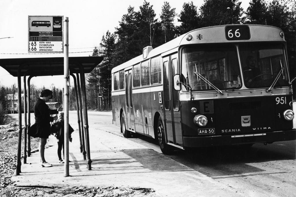 Bussi 66 on palvellut pakilalaisia siitä asti, kun Helsingin kaupungin liikennelaitos siirtyi postinumeropohjaisiin linjatunnuksiin. Kuvaaja: Helsingin kaupunginmuseo / Unto Laitila