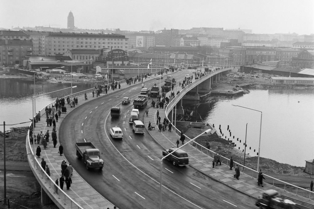 Hakaniemen silta avattiin vuonna 1961 helpottamaan liikennettä, kun Pitkästäsillasta oli muodostunut kasvavan automäärän takia pullonkaula liikenteelle. Kuvaaja: Helsingin kaupunginmuseo / Foto Roos 