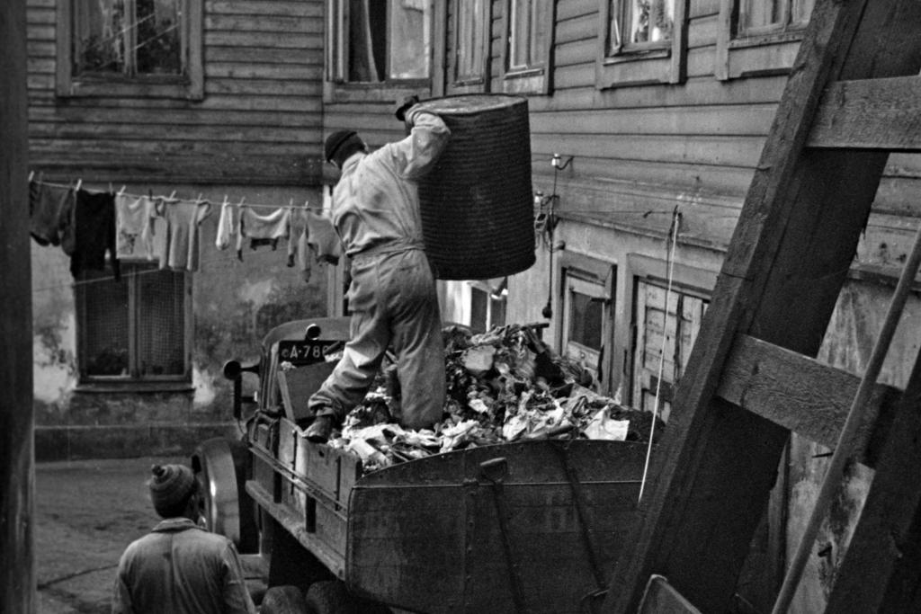 Roskatynnyreiden tyhjennystä, 1950-luku. Kaikki jätteet heitettiin samalle lavalle. Kuvaaja: Helsingin kaupunginmuseo / Eino Heinonen