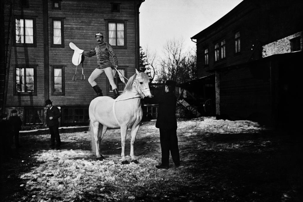 Englantilainen sirkustirehtööri Hubert Cook tasapainoilee hevosen selässä Siltasaaren sirkusmaneesin pihalla vuonna 1904. Kuvaaja: Helsingin kaupunginmuseo / Kenraali Babtsenko