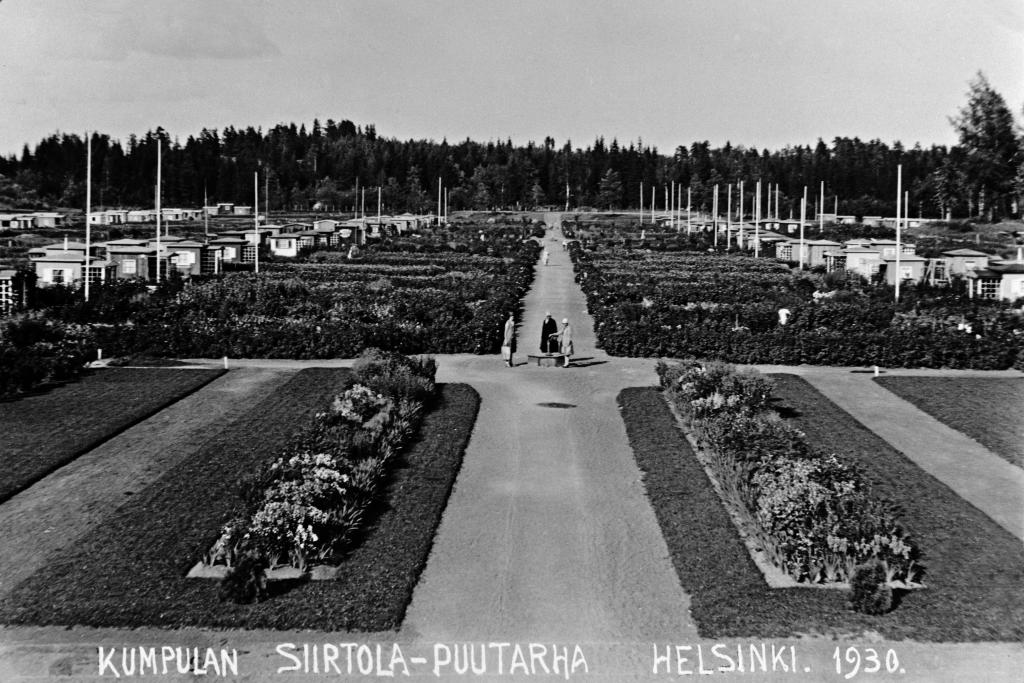 Kumpulan siirtolapuutarhan pääkäytävä vuonna 1930. Kuvaaja: Helsingin kaupunginmuseo / Tuntematon kuvaaja