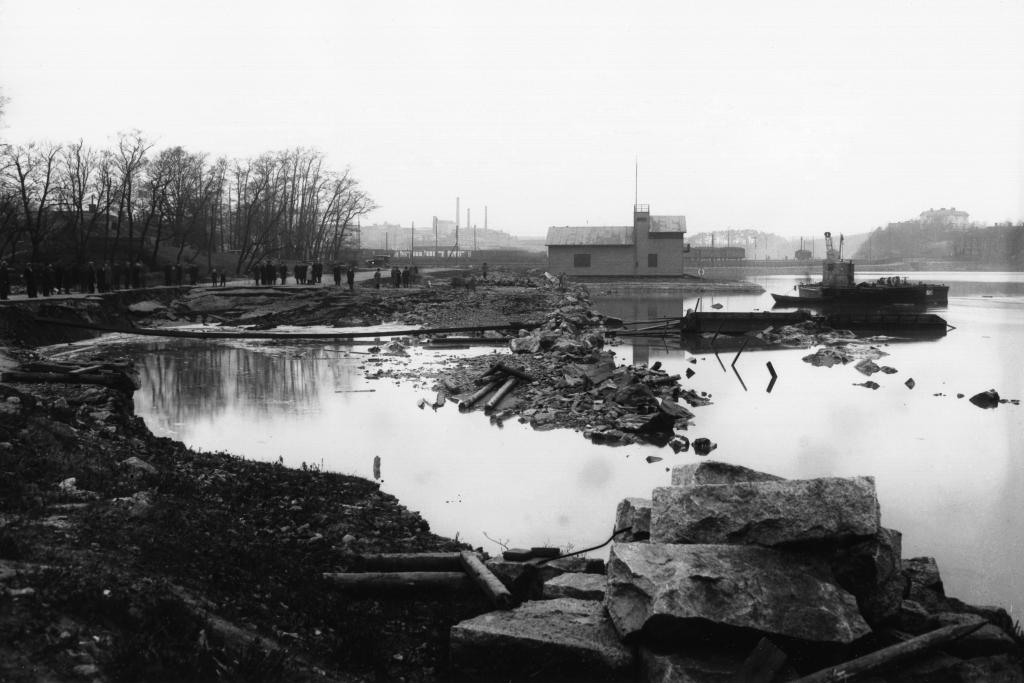 Kaisaniemen rantaa pengerretään vuonna 1930. Taustalla voi nähdä Töölön tehdasrakennuksia. Kuvaaja: Helsingin kaupunginmuseo / Roos