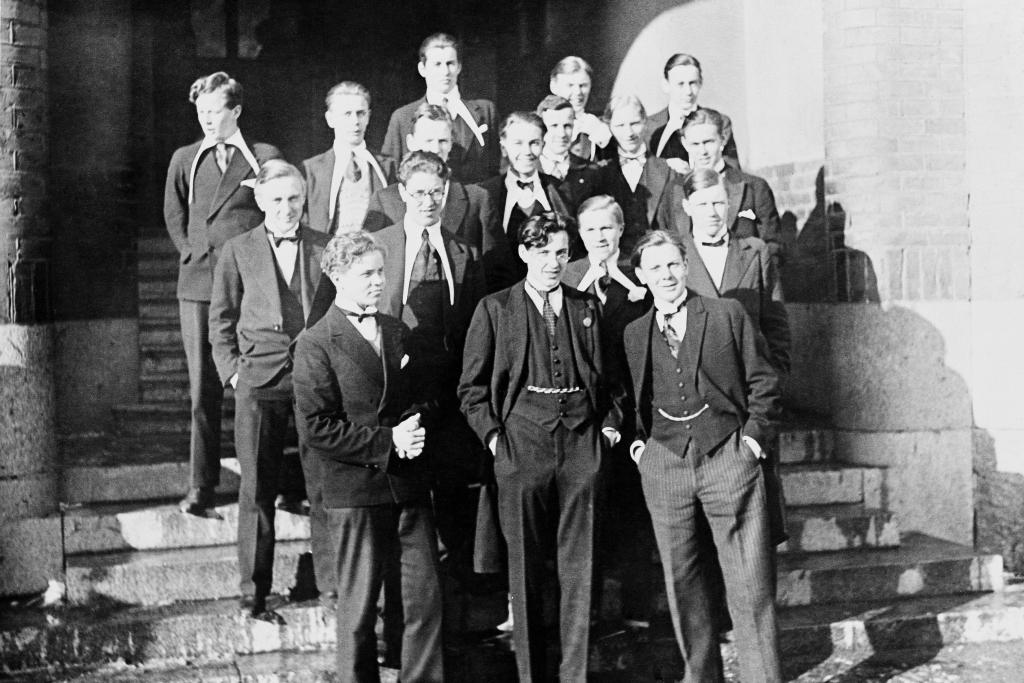 Poikakouluna toimineen Helsingin normaalilyseon reaalilinjan vanhat pukeutuivat 1932 isien pukuihin ja korkeakauluksisiin paitoihin. Päivän ohjelmassa oli vierailuja alaluokkalaisten tunneille, ei muuta. Kuvaaja: Tuntematon kuvaaja / Helsingin kaupunginmuseo