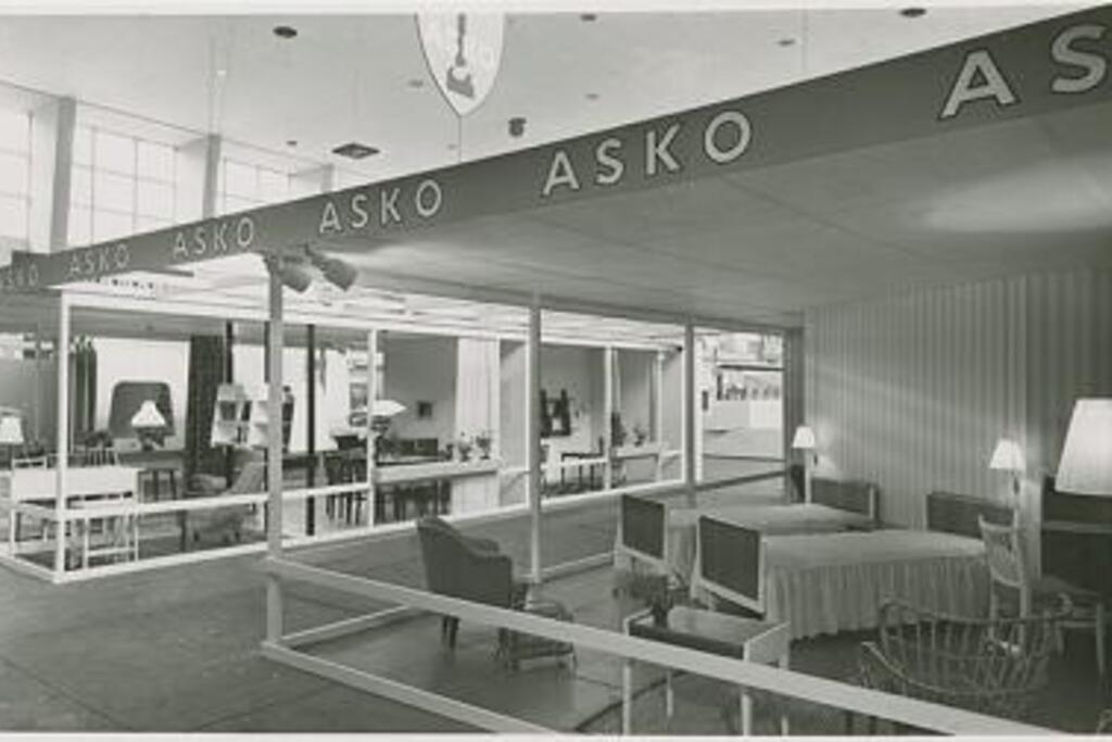 Askon osasto Messuhallin Kevätmessuilla vuonna 1952. Kuvan huonekalut on suunnitellut Olavi Lieto (1919–2005). Kuvaaja: Lahden museot / Aarne Pietinen Oy