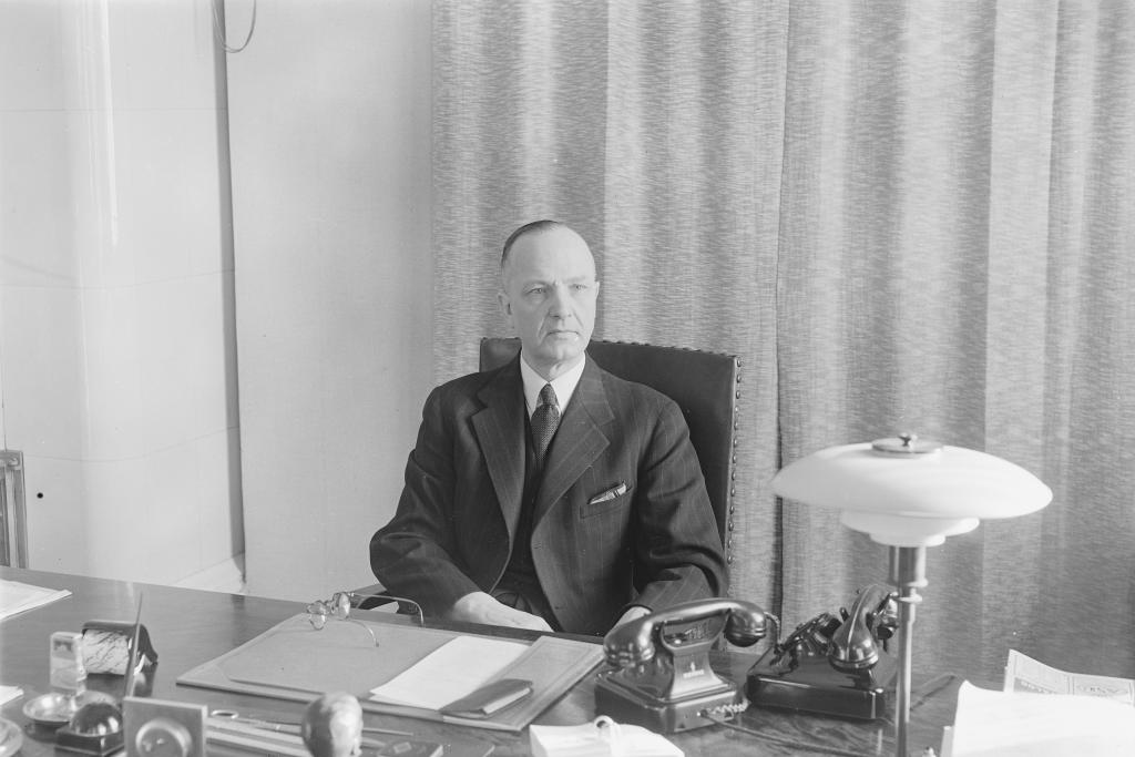 Kaupunginjohtaja Eero Rydman kuvattuna työhuoneessaan 1940-luvun lopulla. Kuvaaja: Museovirasto / Viljo Pietinen