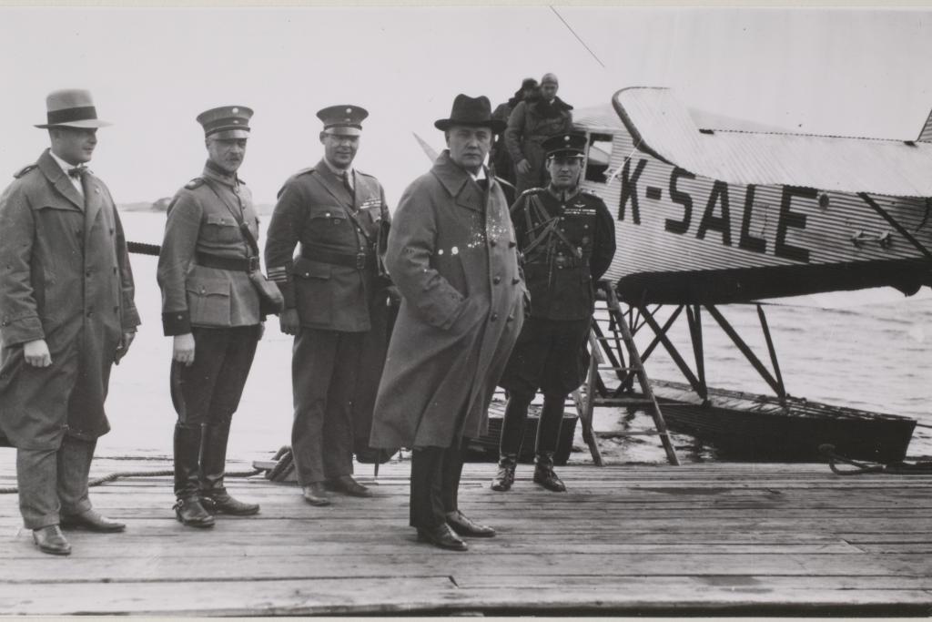 Presidentti Relander eli "Reissu-Lasse" lähdössä yhdelle kuuluisista matkoistaan saksalaisella Junkers F 13 -koneella Katajanokan lentoasemalta vuonna 1930.  Kuvaaja: Museovirasto / Tuntematon kuvaaja