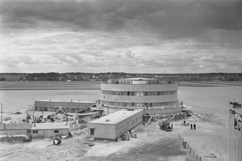 Malmin lentokentän terminaali rakenteilla vuonna 1936.  Kuvaaja: Museovirasto / Aarne Pietinen