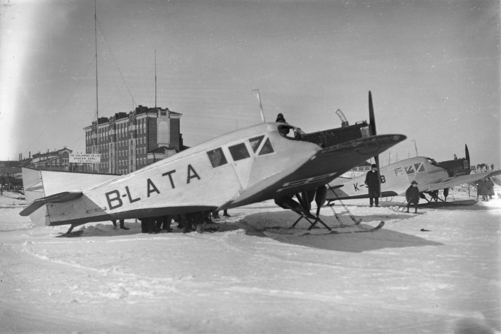 Talvisin Katajanokalle laskeutuvissa saksalaisvalmisteisissa Junkers F 13 -koneissa oli kelkan jalakset eli "sukset", joiden avulla Helsinki pysyi lentokaupunkina talvesta huolimatta.  Kuvaaja: Museovirasto / Alexander Savialoff