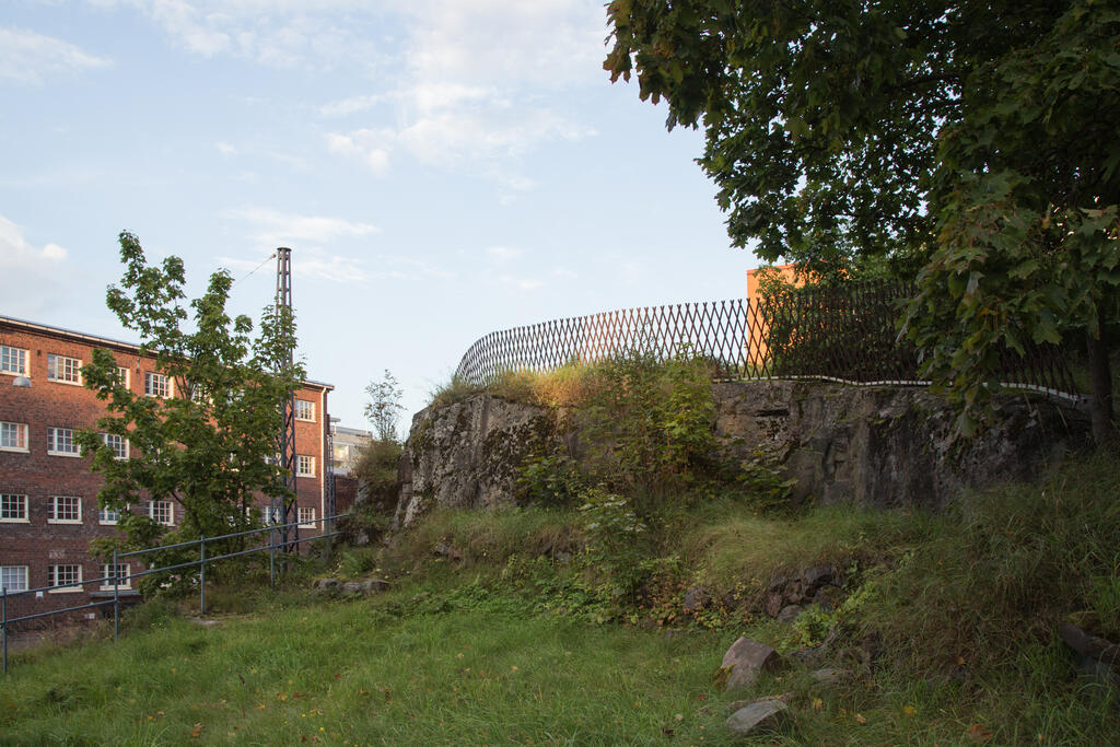 Vanhankaupungin Helsingin mestauspaikka sijaitsee nykyisessä Arabianrannassa korkealla kalliolla. Vanhoissa kartoissa paikka nimettiin vielä Hirsipuukallioksi. Teloituspaikka oli usein korkealla paikalla, jotta yleisö näki paremmin kaulan katkaisemisen.  Kuvaaja: Helena Ranta