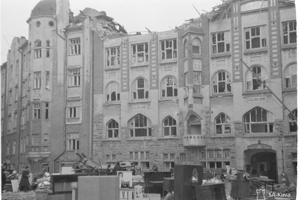 Efter ett skeppsbrott år 1898 hade den räddade besättningen varit tvungen att övernatta på polisstationen, eftersom det inte fanns något sjömanshem i staden. Kaptensfuarna grundade en syförening, som samlade in de behövliga medlen, och på Slottsgatan 3 restes Sailors' Home. Det träffades av en bomb i februari 1944. Foto: Krigsmuseet / Esko Suomela