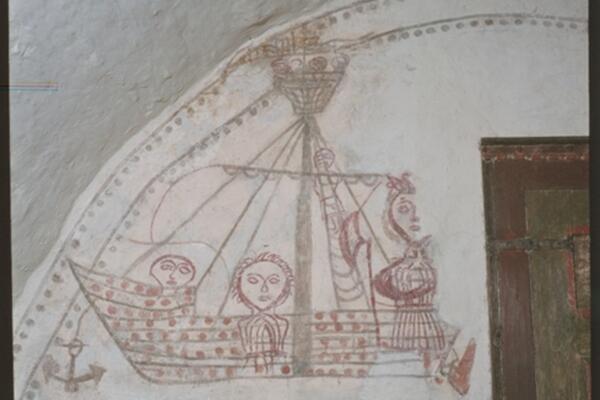 Valkoiseksi maalatussa seinässä on punaisella maalattu koggi, jonka kyydissä on kolme ihmistä.